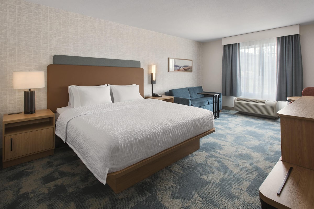 Down duvets, desk, blackout curtains, soundproofing