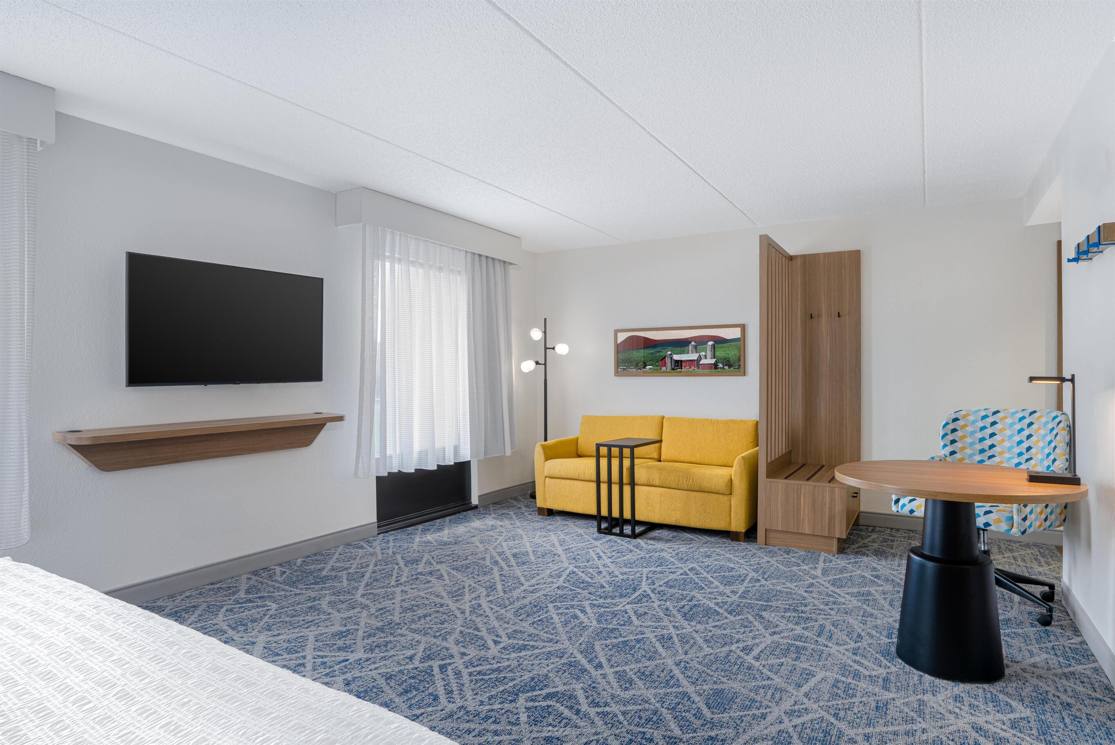 Studio, 1 King Bed, Non Smoking | Living area