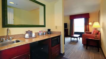 ルーム キングベッド 1 台 バリアフリー 禁煙 | リビング エリア | 薄型テレビ