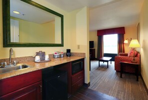 Room, 1 King Bed, Accessible, Non Smoking | Living area | Flat-screen TV