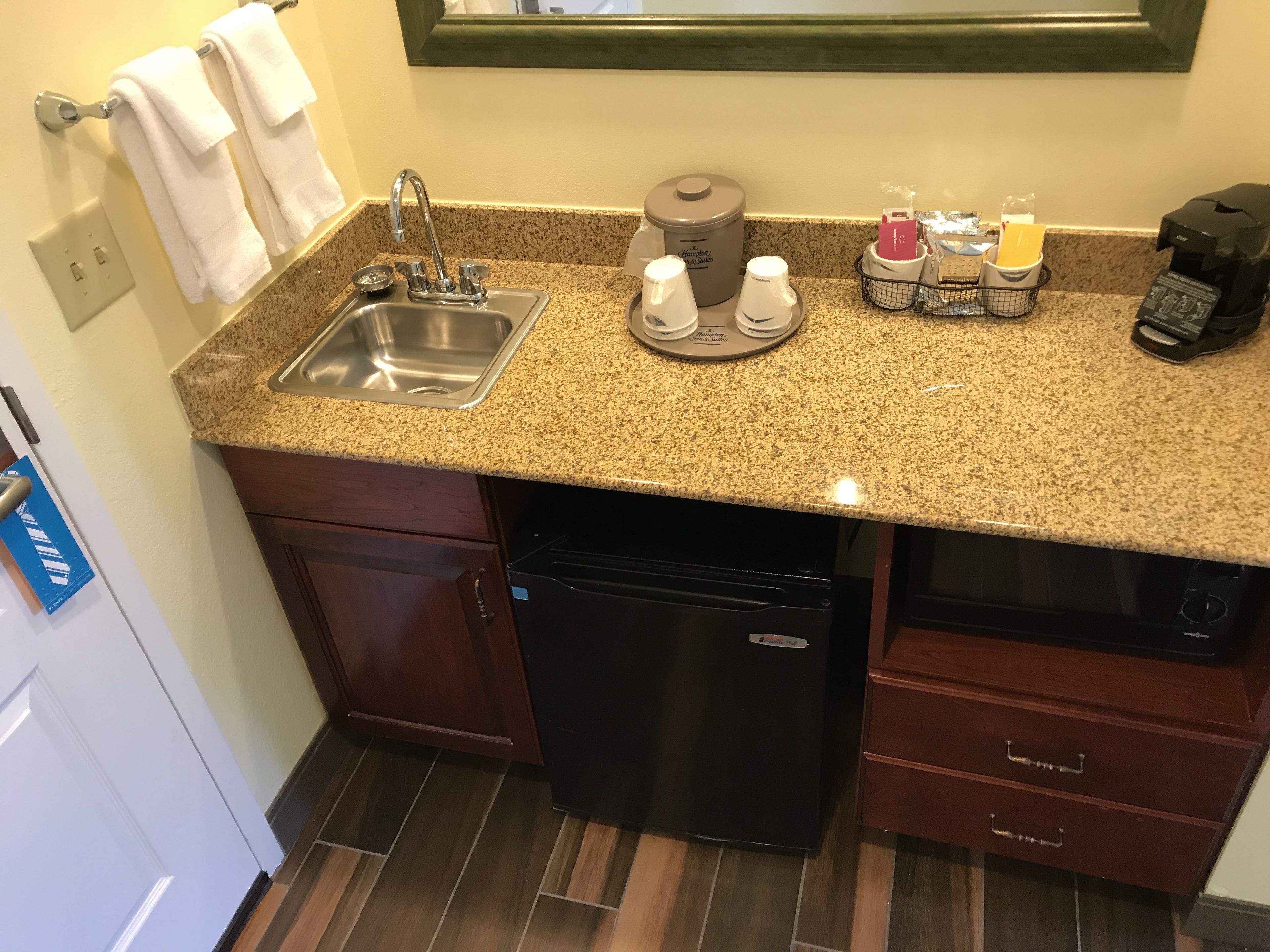 studio, 1 king bed, non smoking | private kitchenette | fridge, coffee/tea maker