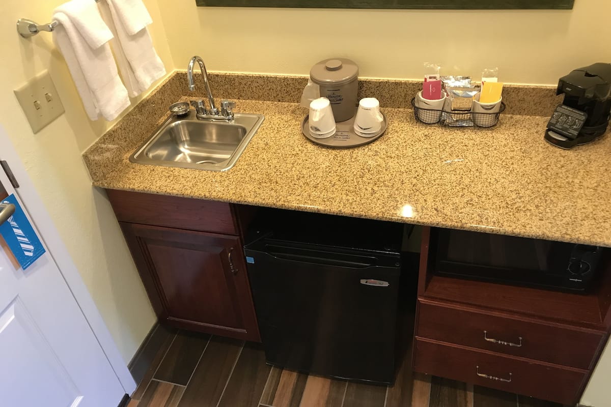 studio, 1 king bed, non smoking | private kitchenette | fridge, coffee/tea maker