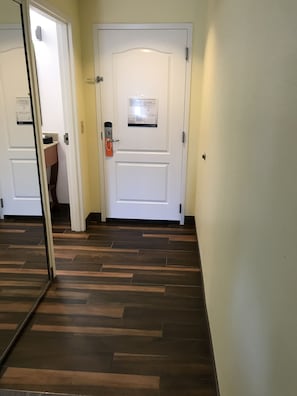 Caixa forta a l'habitació, escriptori i cortines opaques