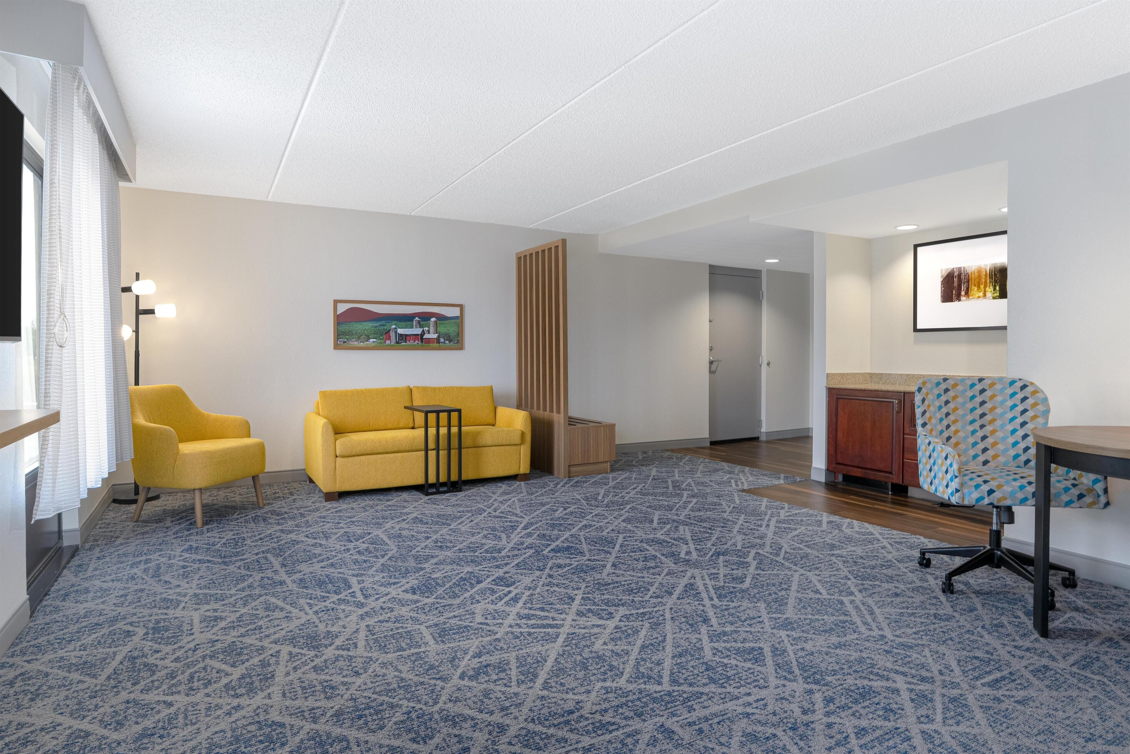 Room, 1 King Bed, Accessible, Non Smoking | Living area