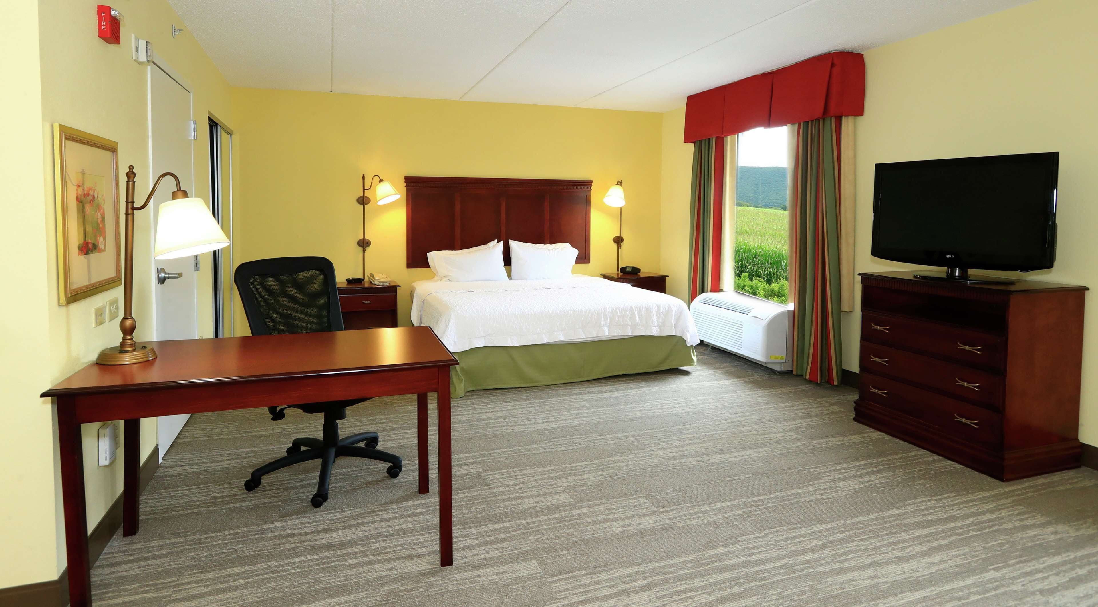 Zimmersafe, Schreibtisch, Verdunkelungsvorhänge, Bügeleisen/Bügelbrett