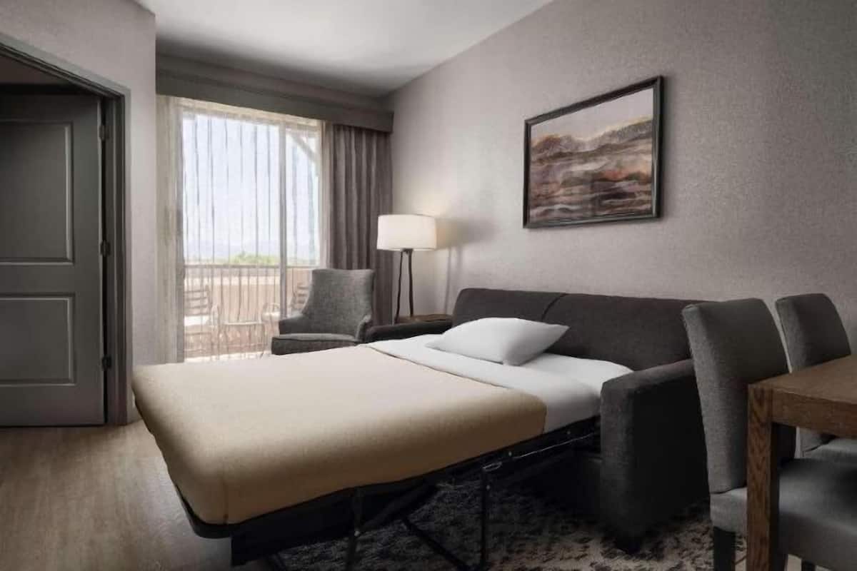 1 bedroom, premium bedding, in-room safe, desk