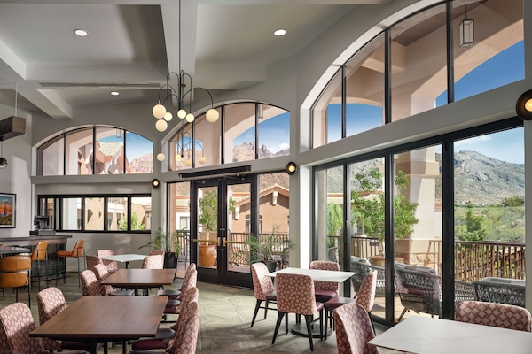 Melayani sarapan dan makan malam