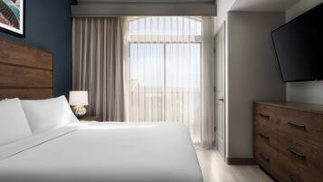 1 bedroom, premium bedding, in-room safe, desk