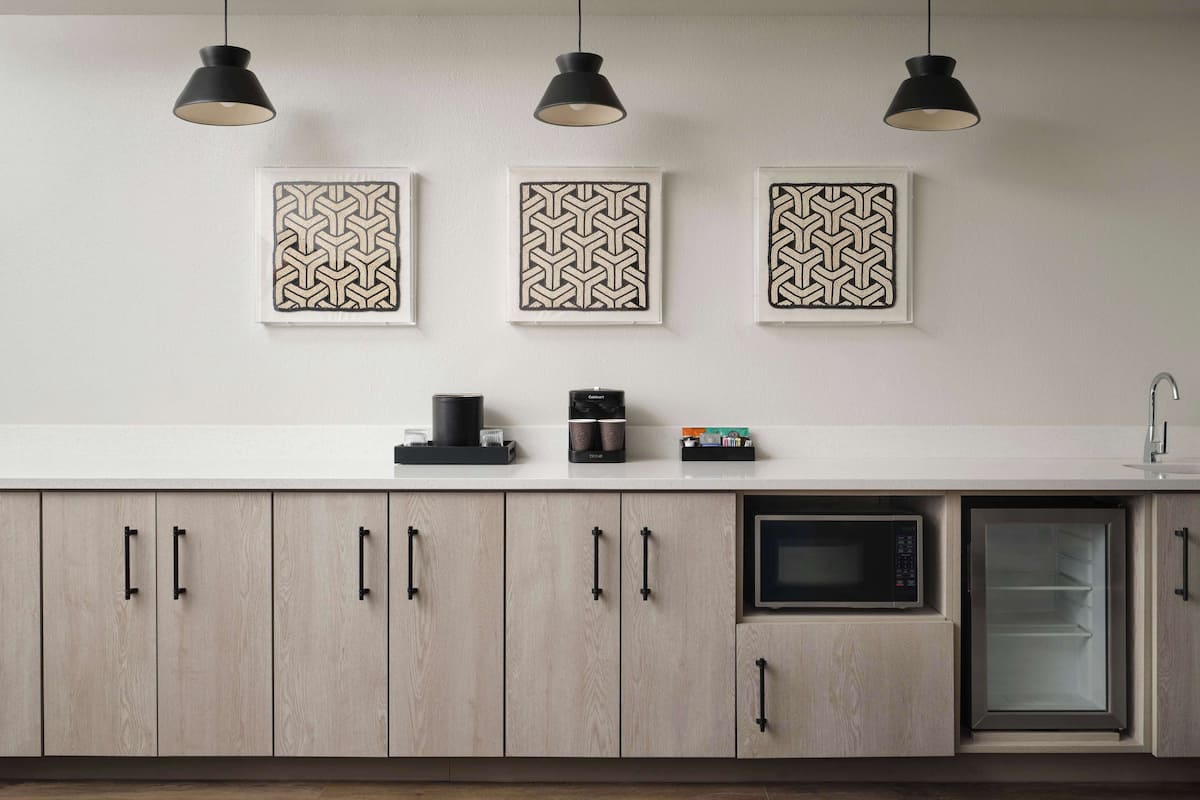 suite, 1 king bed, non smoking (conference) | premium bedding, in-room safe, desk, laptop workspace