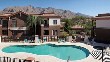 Piscina externa, espreguiçadeiras