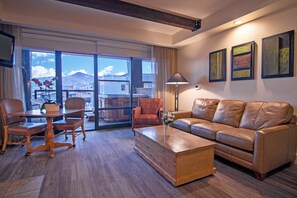 Luxury Studio, 1 King Bed with Sofa bed, Hot Tub | Premium bedding, in-room safe, laptop workspace, blackout drapes