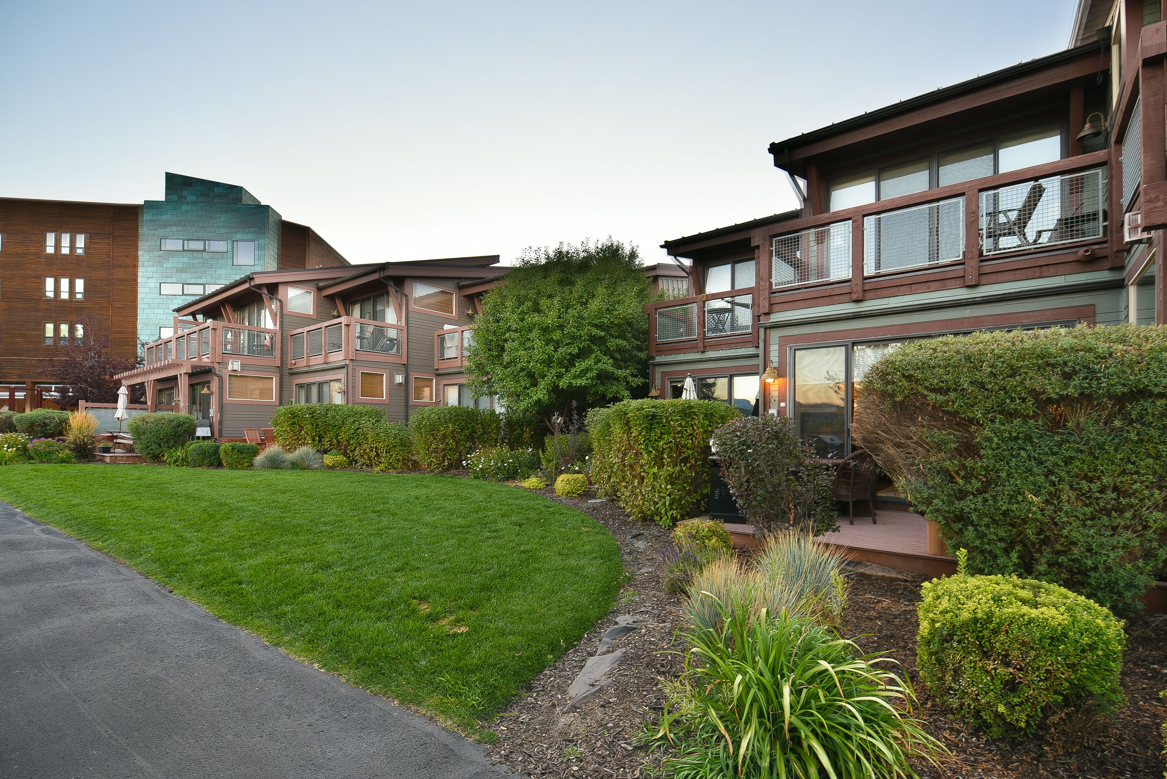 townhome, multiple beds, hot tub, mountain view | terrace/patio