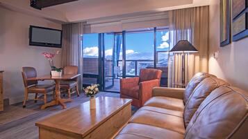 Luxury Studio, 1 King Bed with Sofa bed, Hot Tub | Premium bedding, in-room safe, laptop workspace, blackout drapes