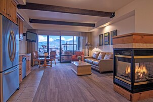 Premium bedding, in-room safe, laptop workspace, blackout curtains