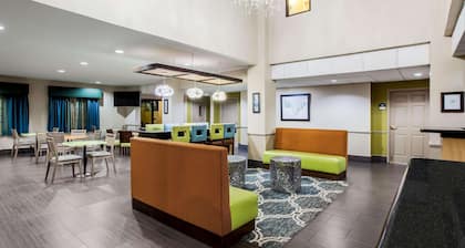 La Quinta Inn & Suites by Wyndham Pasadena
