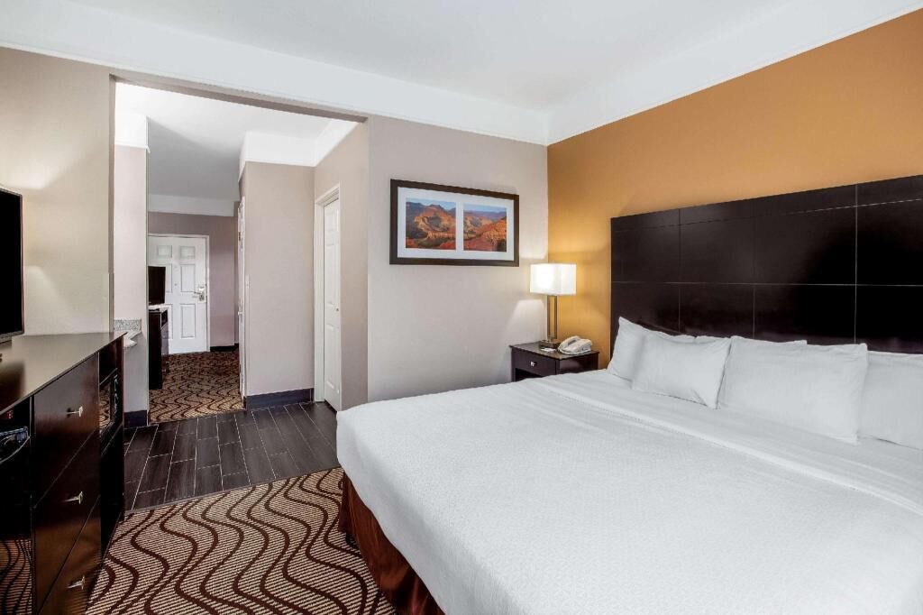 Premium bedding, individually furnished, desk, iron/ironing board
