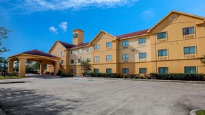A large hotel with multiple floors, a covered entrance, and a parking lot. - La Quinta Inn & Suites by Wyndham Pasadena (Pasadena)