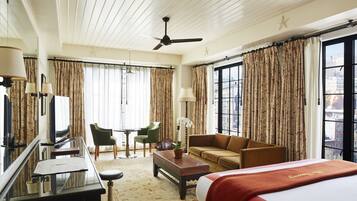 Suite – standard, 1 kingsize-seng | Oppholdsområde | Flatskjerm-TV, iPod-dokkingstasjon og filmkjøp