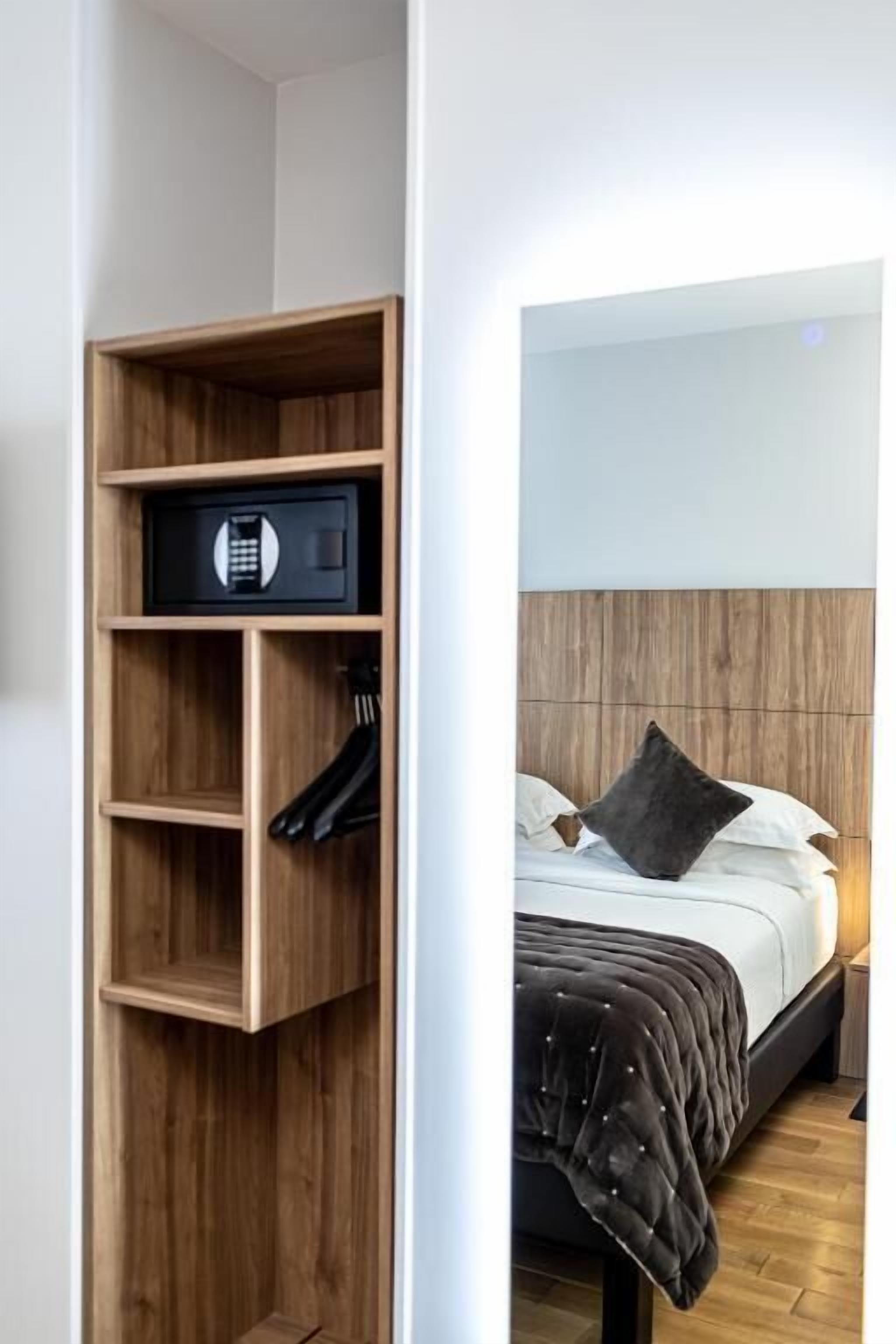 Una cassaforte in camera, insonorizzazione, ferro/asse da stiro