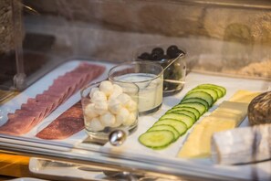Se ofrece un desayuno bufé todos los días (por un coste adicional)