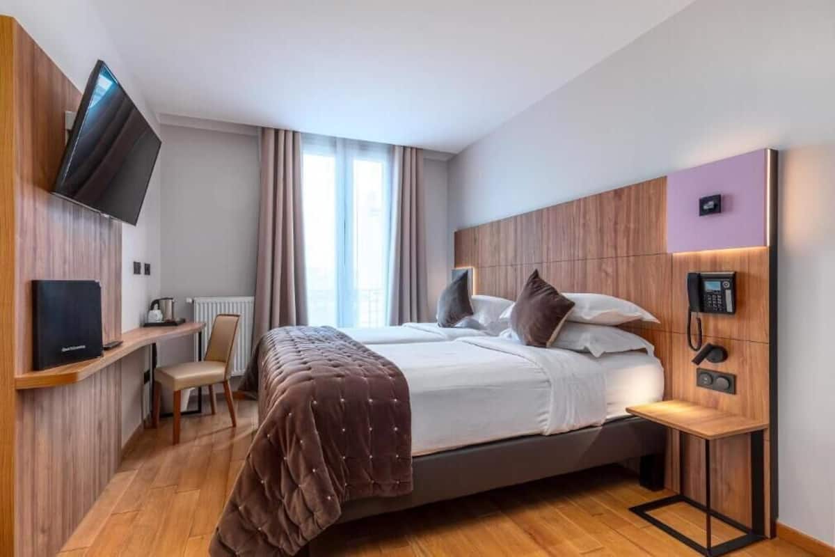 Habitación Confort con 2 camas individuales, vistas a la ciudad | Caja fuerte, sistema de insonorización, tabla de planchar con plancha