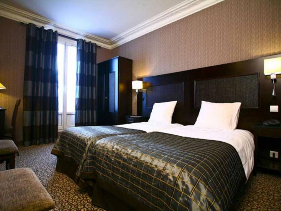 Ropa de cama de alta calidad y caja de seguridad en la habitación