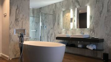Suite (Penthouse) | Allergikerbettwaren, Minibar, Zimmersafe, individuell dekoriert