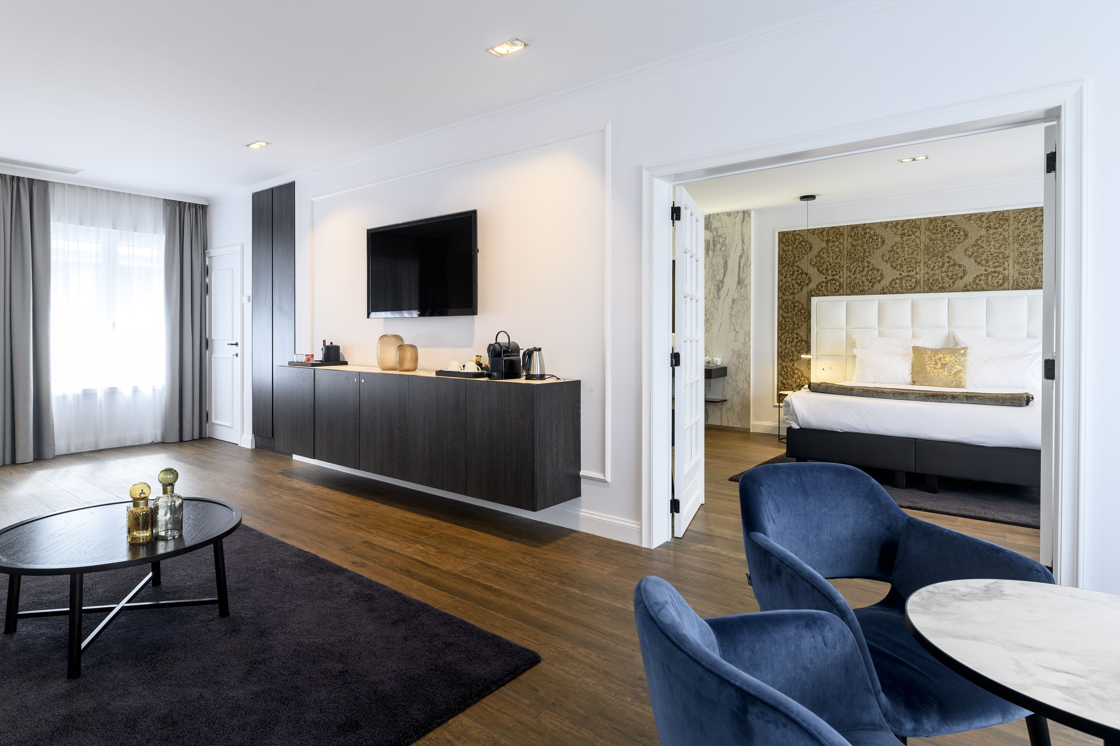 Suite (Penthouse) | Woonruimte | Een 40-inch lcd-televisie met satellietzenders en televisie