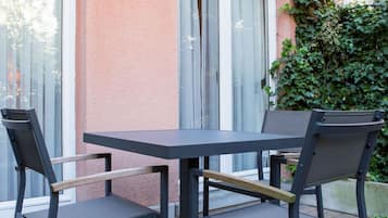 Hypo-allergenic bedding, minibar, in-room safe, individually decorated