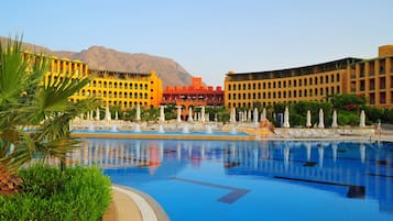 Indoor pool, 2 outdoor pools