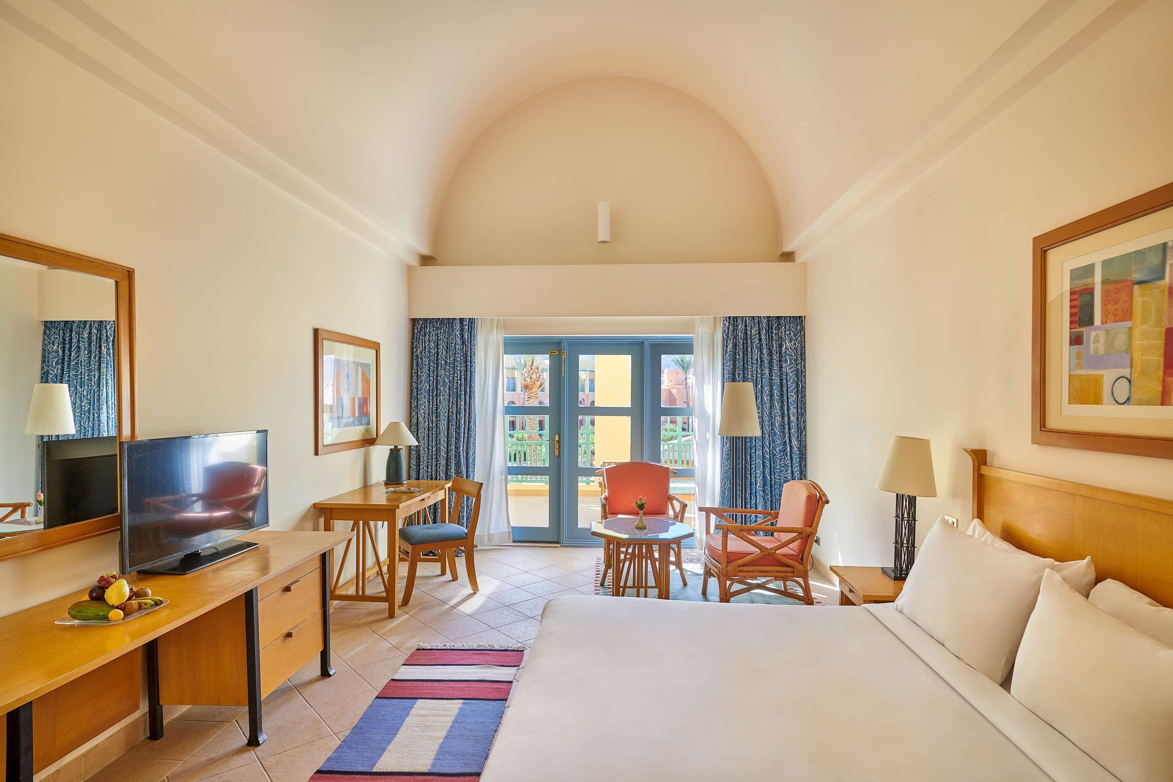 Een minibar, een kluis op de kamer, een bureau, verduisterende gordijnen