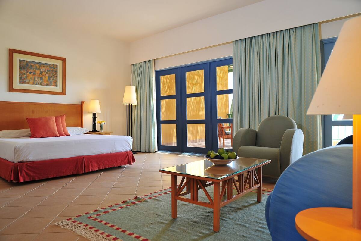 Minibar, coffres-forts dans les chambres, bureau, rideaux occultants