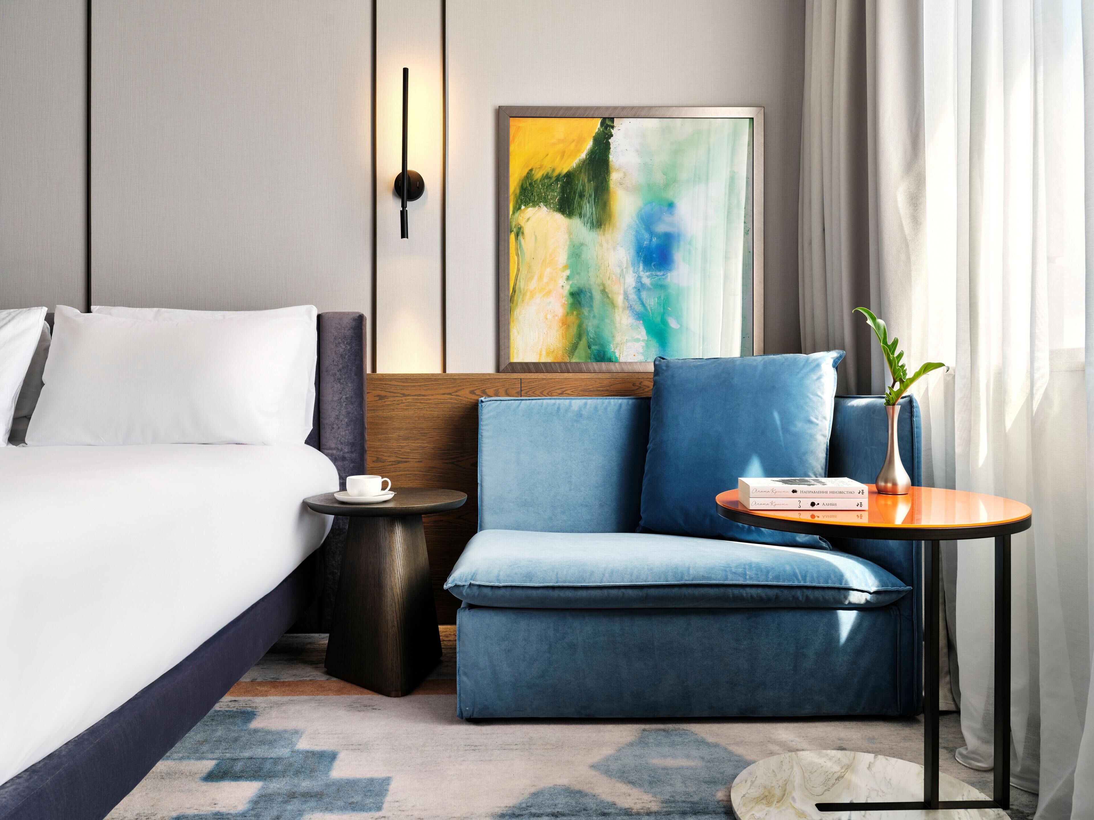 Ropa de cama de alta calidad, colchones con efecto memoria y minibar 