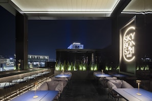 Bar (on property) - Crowne Plaza Sofia by IHG (Sofia)