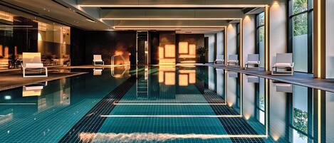 Alberca techada y camastros