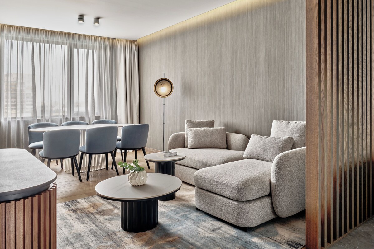 Suite, 1 soverom, Club Lounge-tilgang, utsikt mot innsjø (Top Floor) | Sengetøy av topp kvalitet, memory foam-senger, minibar og safe på rommet