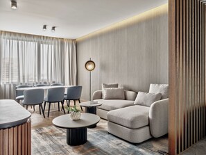 Svit - 1 sovrum - tillgång till Club Lounge - sjöutsikt (Top Floor) | Sängtillbehör av högsta kvalitet, memory foam-madrasser och minibar