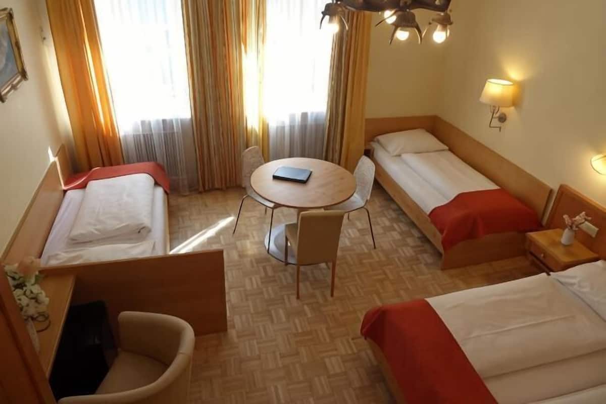 Hochwertige Bettwaren, Minibar, Zimmersafe