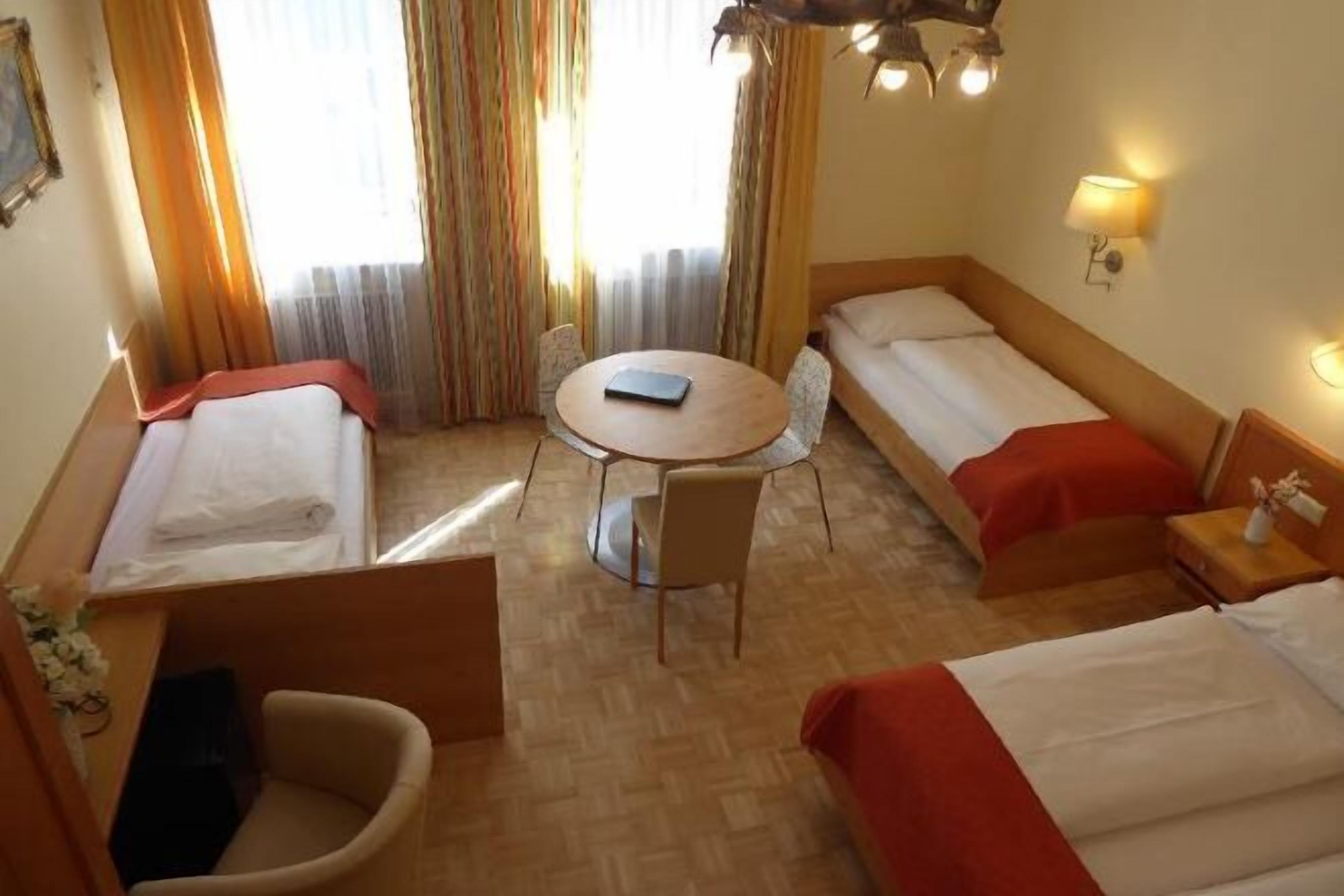 Hochwertige Bettwaren, Minibar, Zimmersafe, individuell eingerichtet