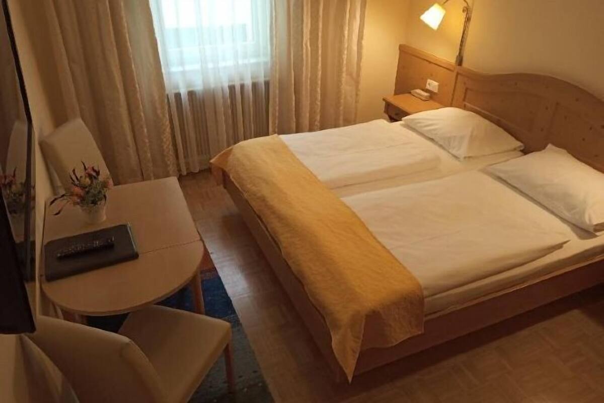 Hochwertige Bettwaren, Minibar, Zimmersafe, individuell eingerichtet