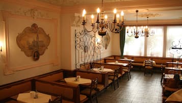 Petit déjeuner buffet (15 EUR par personne)