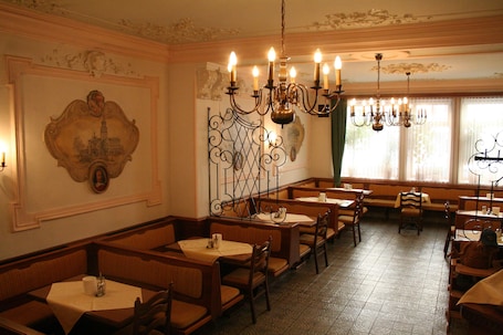 Desayuno buffet diario (EUR 15 por persona)