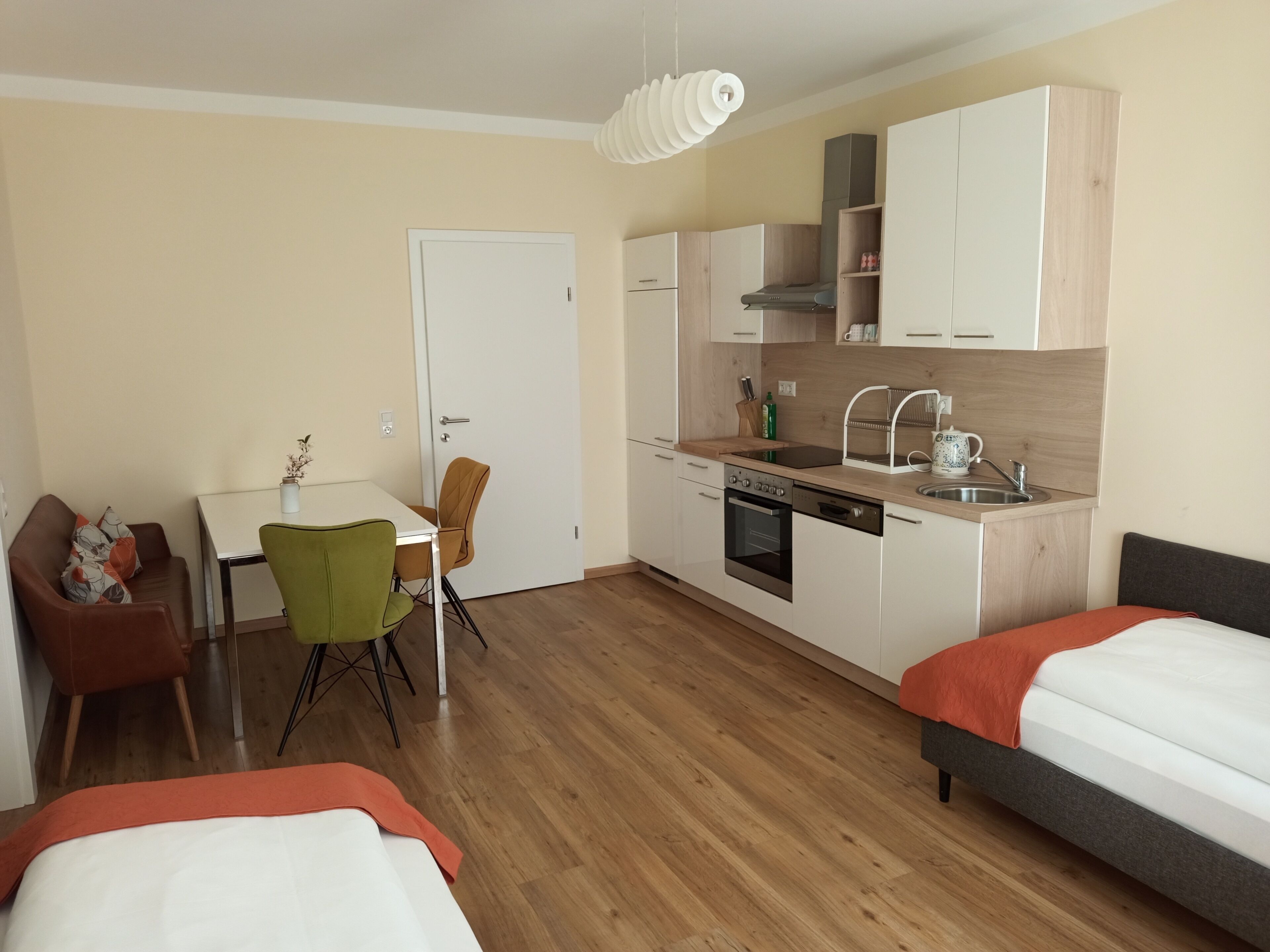 Peralatan tempat tidur premium, bar mini, peti besi dalam bilik 