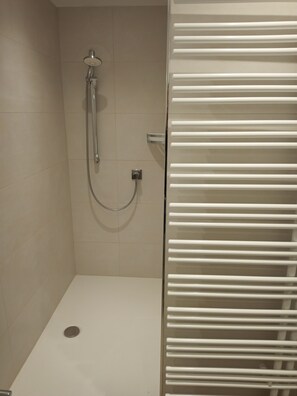 Douche, articles de toilette gratuits, sĂšche-cheveux