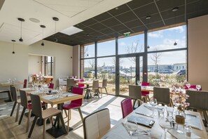 Breakfast, lunch, dinner served; French cuisine, garden views  - Campanile Chartres (Chartres)