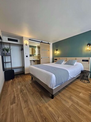 Premium Room, 1 Double Bed | Premium bedding, desk, laptop workspace, blackout curtains - Campanile Chartres (Chartres)