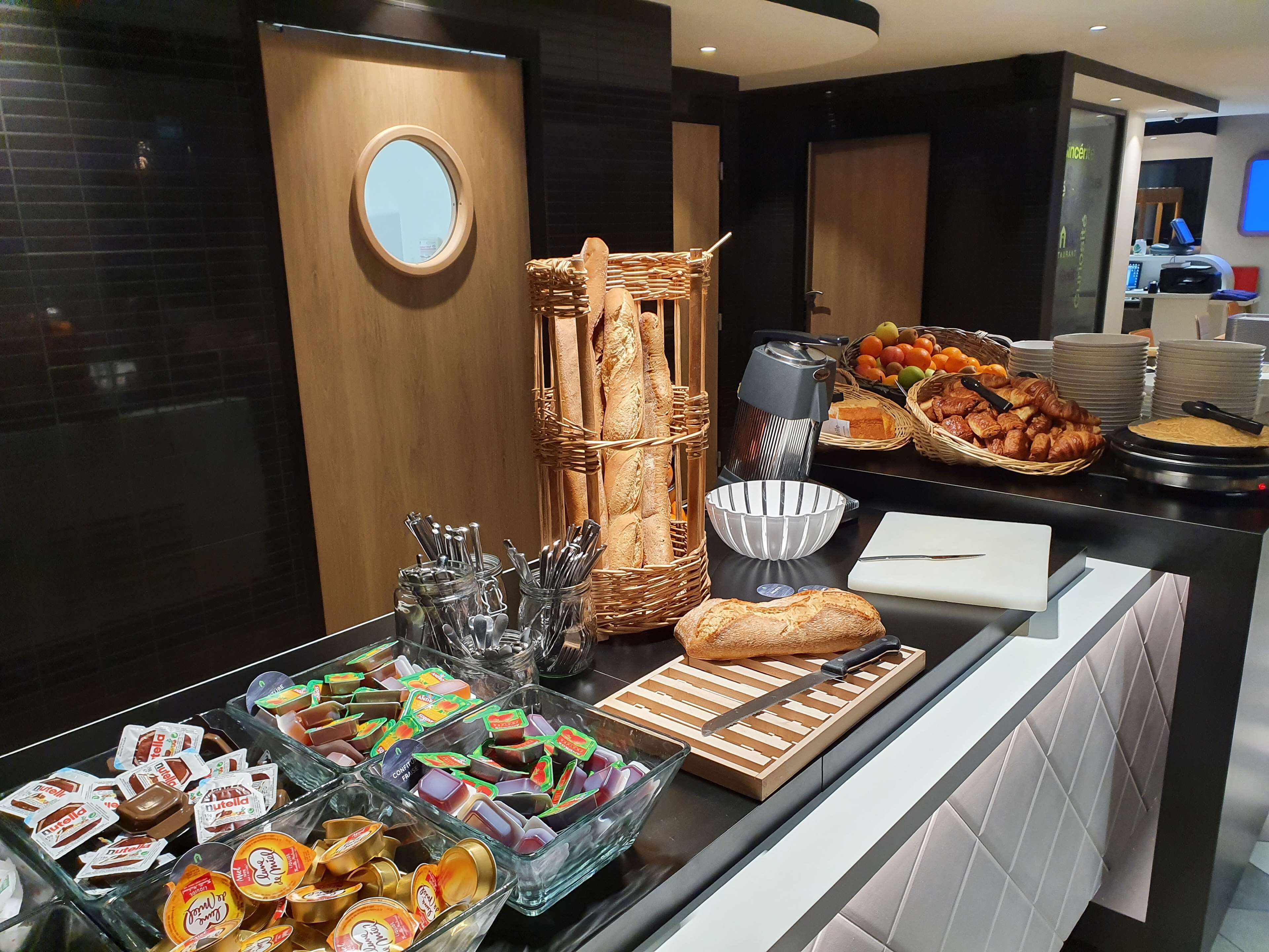 Melayani sarapan, makan siang, makan malam; dengan pemandangan taman