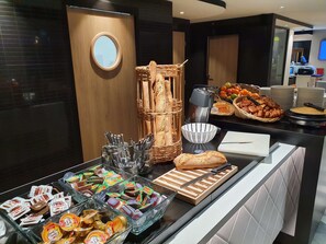 Breakfast, lunch, dinner served; French cuisine, garden views - Campanile Chartres (Chartres)