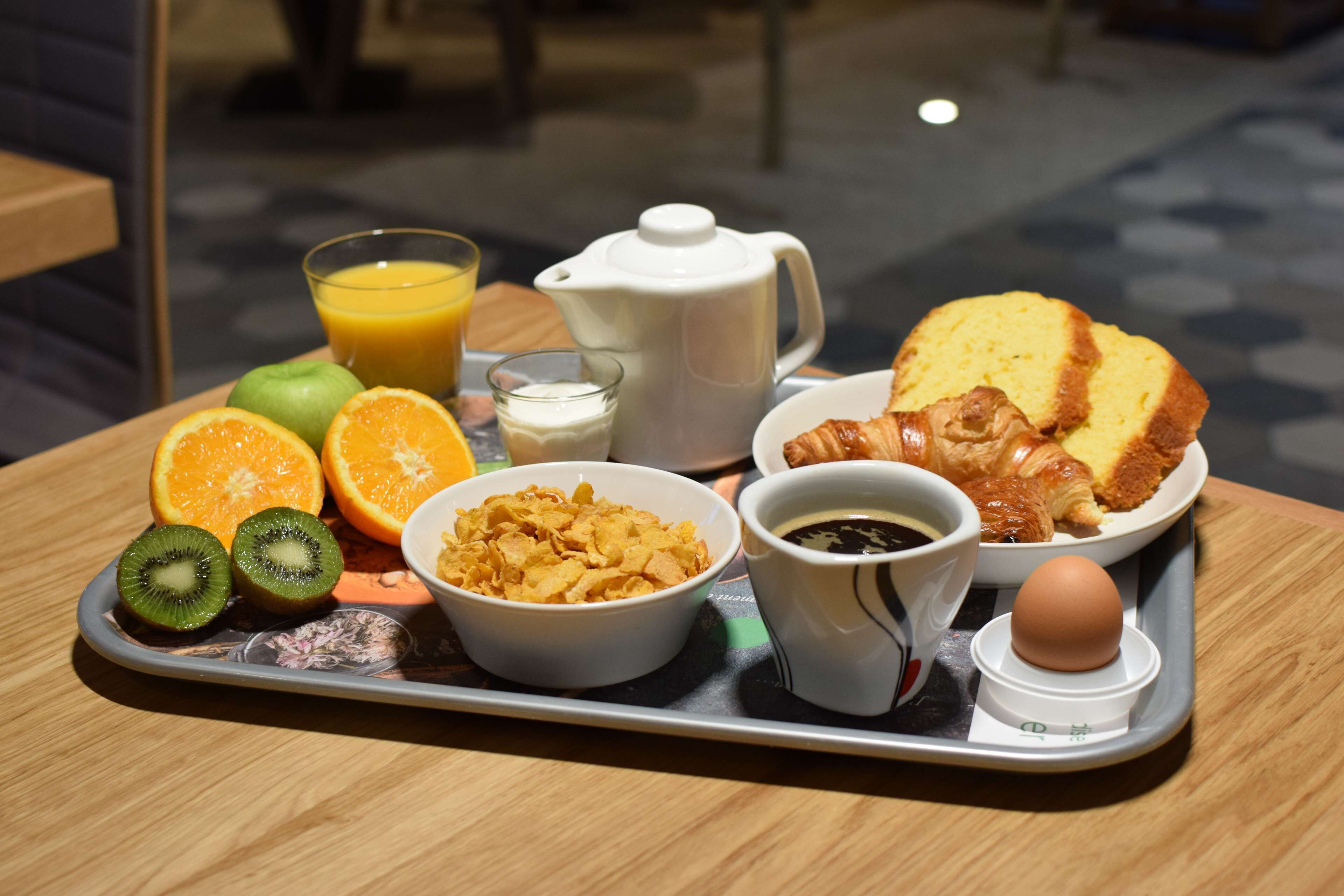 Desayuno completo todos los días (EUR 14.90 por persona) 