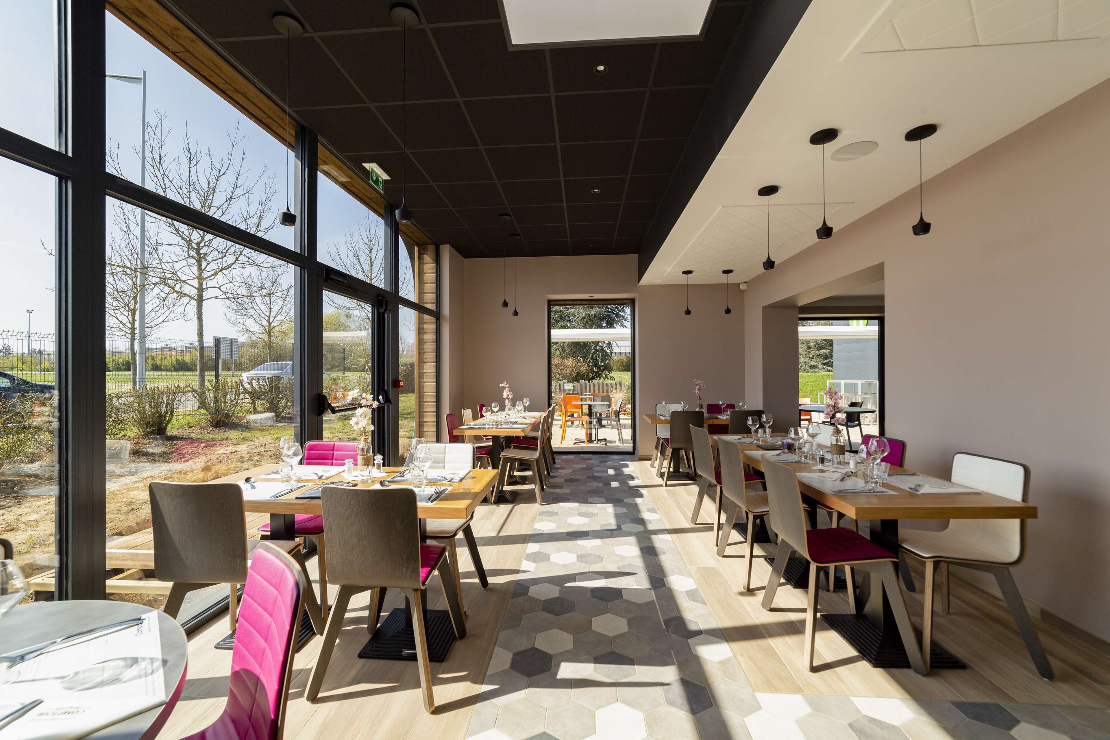 Melayani sarapan, makan siang, makan malam; dengan pemandangan taman